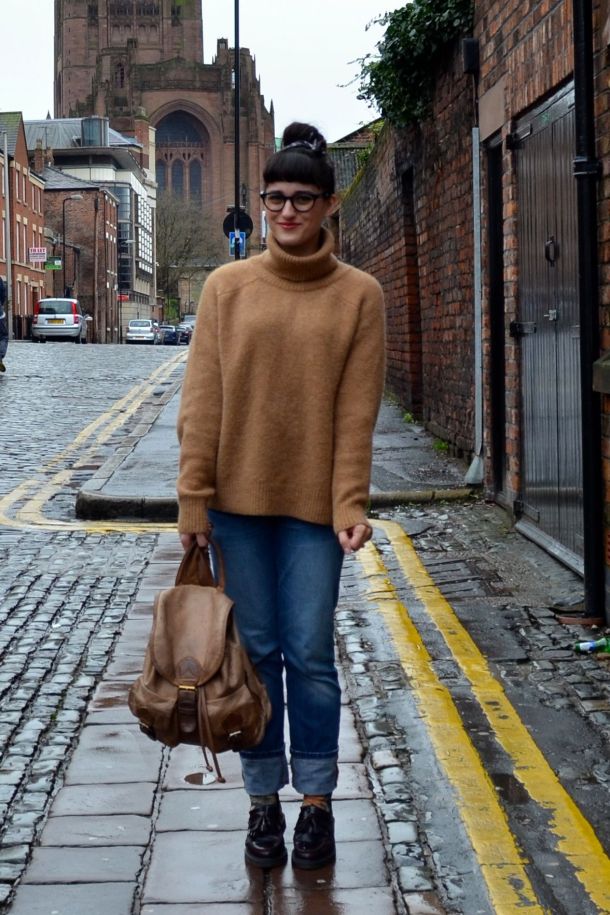 Call Me Katie - Wearing boyfriend jeans, flats, cosy knit sweater and a rucksack for a rainy day in Liverpool - 05
